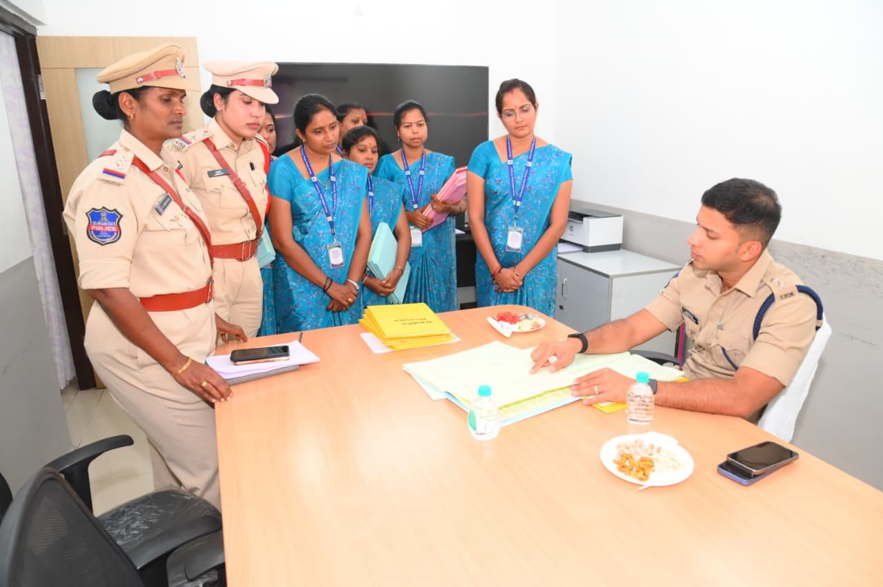 భరోసా కేంద్రాన్ని సందర్శించిన నల్గొండ జిల్లా ఎస్పీ శరత్ చంద్ర పవార్, ఐపీఎస్